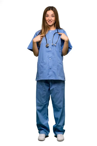 Hela Kroppen Ung Sjuksköterska Med Överraskning Ansiktsuttryck Isolerade Bakgrund — Stockfoto