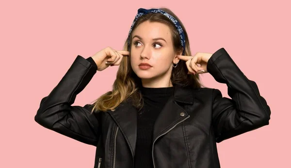 Dospívající Dívka Koženou Bundu Zahrnující Obě Uši Rukama Izolované Růžové — Stock fotografie
