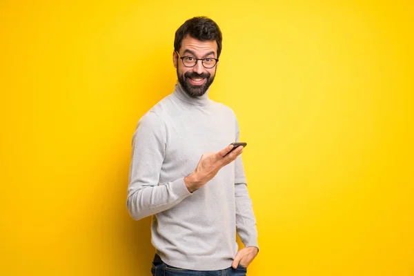 Mann Mit Bart Und Rollkragen Sendet Eine Nachricht Mit Dem — Stockfoto