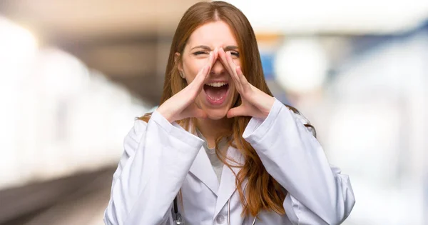 Κοκκινομάλλης Γυναίκα Γιατρός Φωνάζοντας Και Αναγγέλλοντας Κάτι Στο Νοσοκομείο — Φωτογραφία Αρχείου