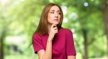 Parkta ararken şüpheleri genç Kızıl saçlı kız