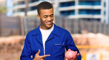 Bir inşaat alanında bir servet tutan genç afro Amerikan işçi adam