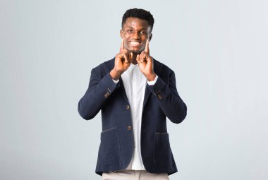 Afro-Amerikan yakışıklı ile gülümseyen bir ceket giyen bir ha