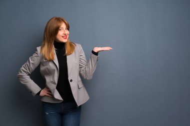 Boşaltmak hayali avuç içinde tutan Kızıl saçlı iş kadın bir reklam eklemek için