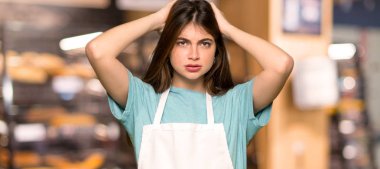 Çünkü kız önlük ile kafasına el alır bir fırında migren vardır