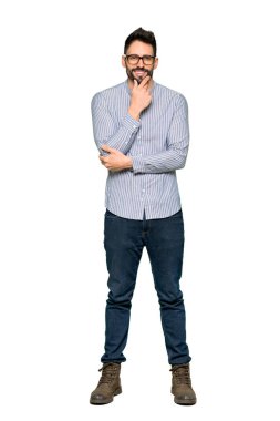 Gözlük ve izole beyaz arka plan üzerinde gülümseyen ile gömlek ile zarif adamın tam uzunlukta atış