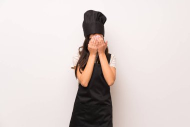 Genç Şef yorgun ve hasta ifade ile beyaz duvar üzerinde