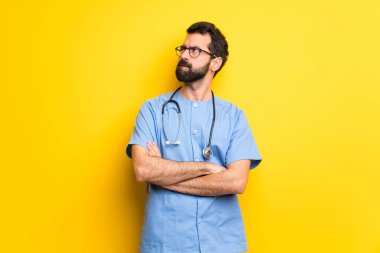 Cerrah doktor adam karıştırmayın yüz ifadesi ısırıkları dudak iken ile