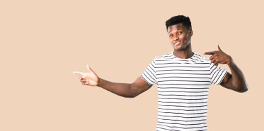 Karanlık tarafa çizgili gömlekli işaret parmağı adam derili 