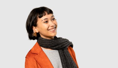 Kısa saçlı kadın ile izole gri arka plan üzerinde gülümseyen ceket