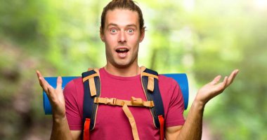 Sürpriz ve şok yüz ifadesi dağ dağ backpacker adamla uzun yürüyüşe çıkan kimse