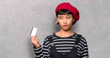 Bir kredi kartı olmadan para dokulu duvar'ın üstüne alarak bere olan kadın