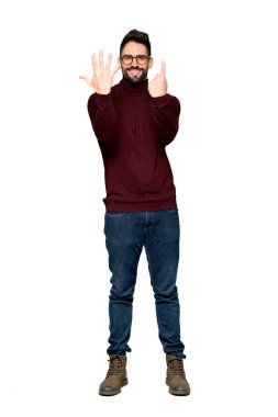 Tam uzunlukta bardak altı parmak ile izole güveniyor gözlüklü yakışıklı adam arka plan beyaz