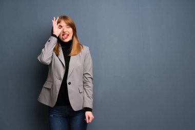 Kızıl saçlı bir iş kadını komik ve çılgın yüz duygu yapar