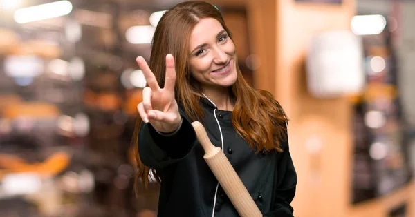 Jonge Roodharige Chef Kok Vrouw Glimlachend Teken Van Overwinning Bakkerij — Stockfoto