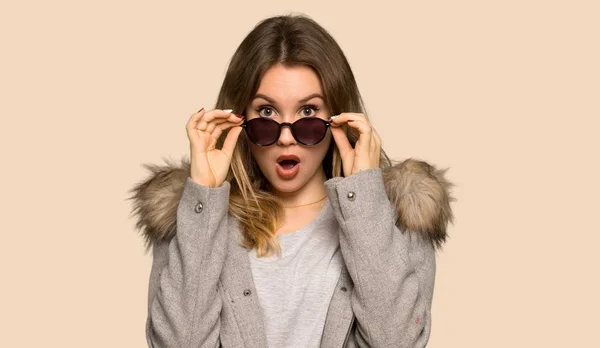 Dospívající Dívka Kabátem Brýlemi Překvapen Izolované Žluté Pozadí — Stock fotografie