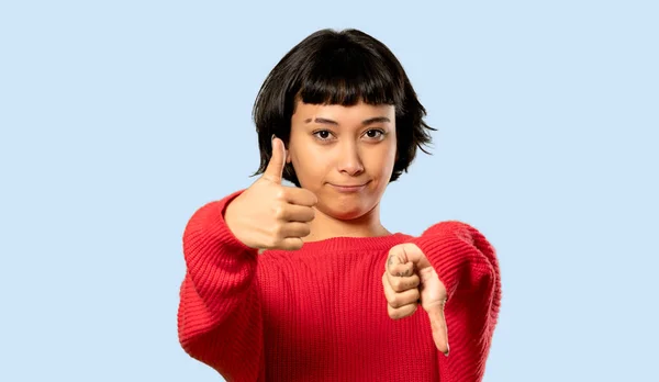 Capelli Corti Ragazza Con Maglione Rosso Facendo Buon Cattivo Segno — Foto Stock