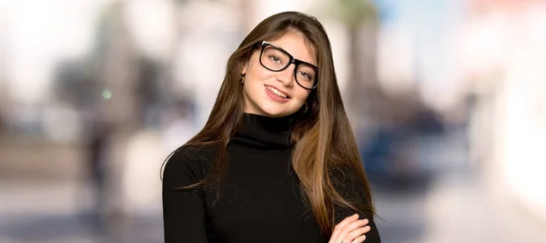 Bella Ragazza Con Gli Occhiali Felice All Aperto — Foto Stock