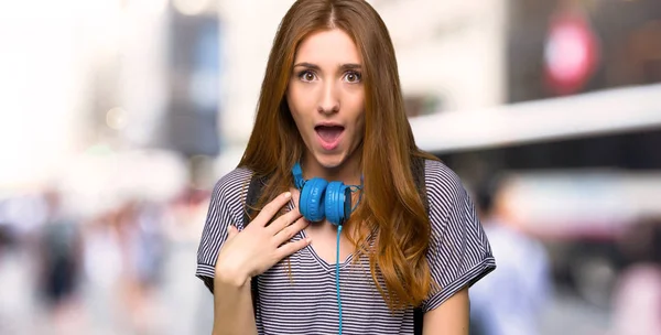 Pelirroja Estudiante Sorprendida Sorprendida Mientras Mira Derecha Ciudad —  Fotos de Stock