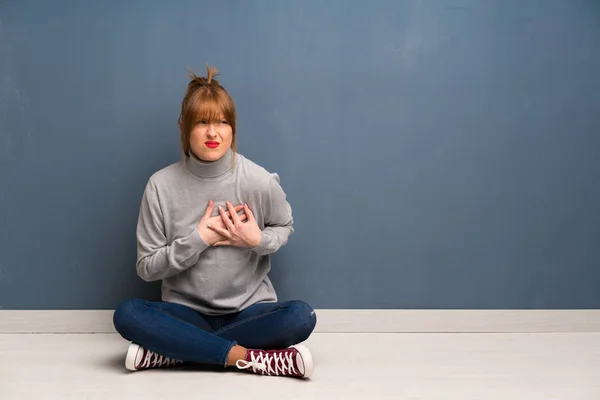 Rothaarige Frau Sitzt Auf Dem Boden Und Hat Schmerzen Herzen — Stockfoto