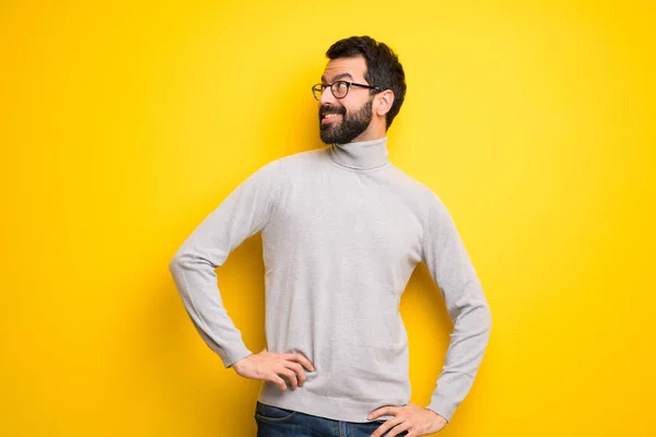 Homem Com Barba Gola Alta Posando Com Braços Quadril Rindo — Fotografia de Stock