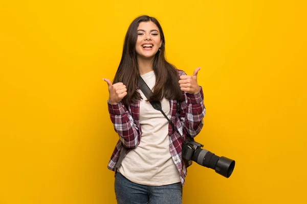 Fotograf Tonåring Flicka Över Gul Vägg Ger Tummen Upp Gest — Stockfoto