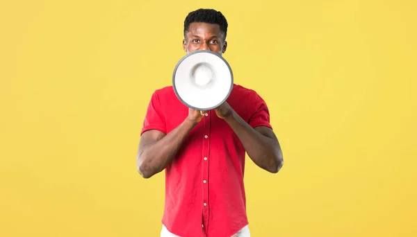 Jovem afro-americano gritando através de um megafone para annou — Fotografia de Stock