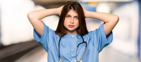 Jovem Enfermeira Toma Mãos Cabeça Porque Tem Enxaqueca Hospital — Fotografia de Stock