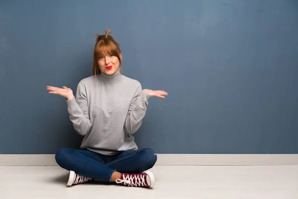 Rothaarige Frau Sitzt Auf Dem Boden Und Hat Zweifel Während — Stockfoto