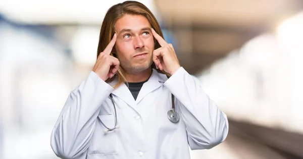 Arts Man Twijfels Denken Een Ziekenhuis — Stockfoto