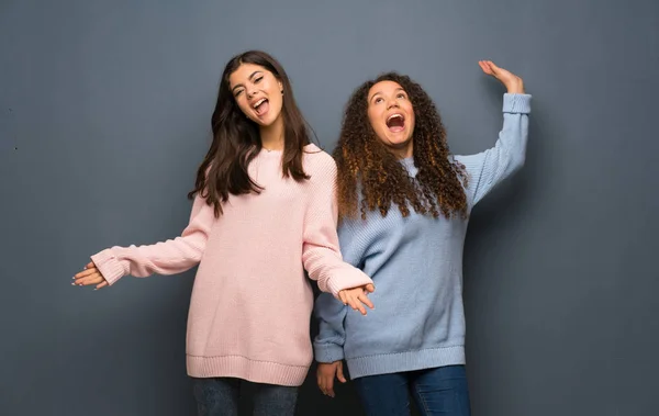 Adolescente Amigos Sorrindo Fundo Cinza — Fotografia de Stock