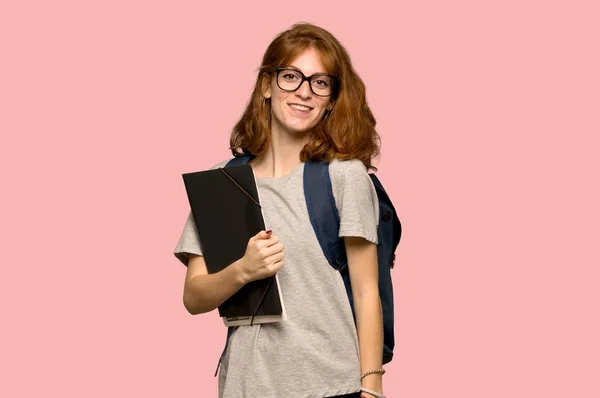 Junge Rothaarige Studentin Mit Brille Und Glücklich Über Rosa Hintergrund — Stockfoto