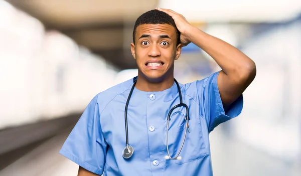 Chirurg Dokter Man Neemt Handen Het Hoofd Omdat Migraine Heeft — Stockfoto