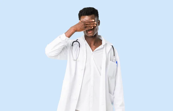 Médecin afro-américain couvrant les yeux par les mains. Je ne veux pas s — Photo