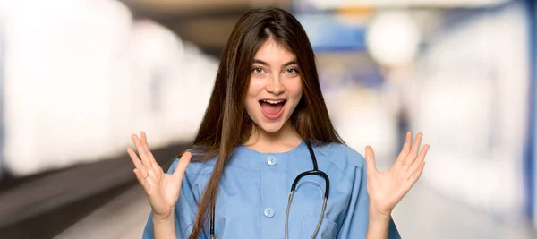 Jovem Enfermeira Com Surpresa Expressão Facial Chocada Hospital — Fotografia de Stock