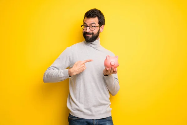 Homme Barbe Col Roulé Tenant Une Tirelire — Photo