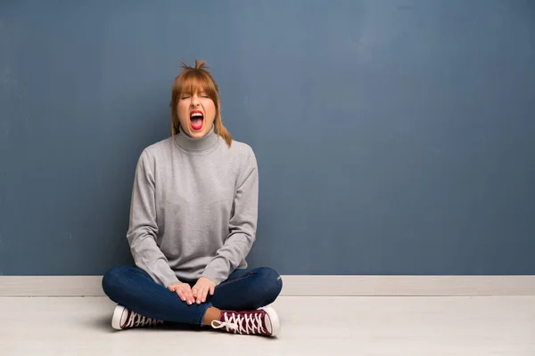 Rothaarige Frau Sitzt Auf Dem Boden Und Schreit Mit Weit — Stockfoto