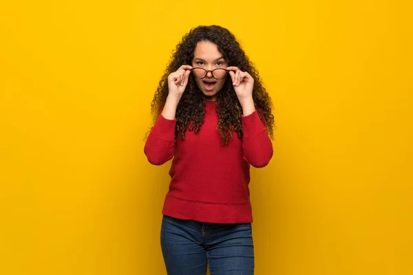 Adolescente Chica Con Suéter Rojo Sobre Pared Amarilla Con Gafas — Foto de Stock