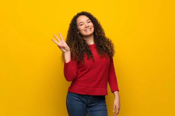 Adolescente Chica Con Suéter Rojo Sobre Pared Amarilla Feliz Contar —  Fotos de Stock