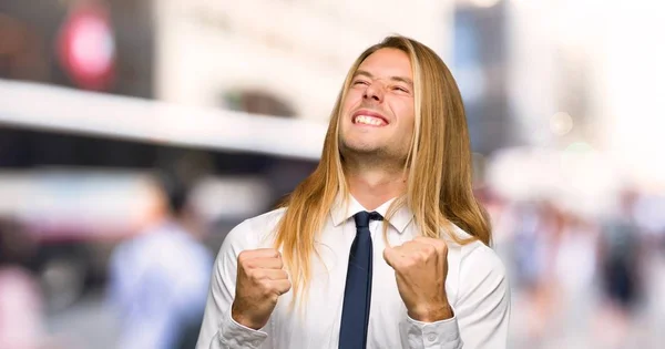 Блондин Бизнесмен Длинными Волосами Празднует Победу Открытом Воздухе — стоковое фото