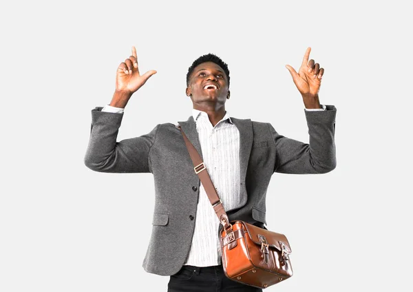 Hombre de negocios afroamericano viajando con maletas apuntando —  Fotos de Stock