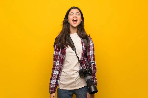 Fotógrafa Adolescente Sobre Pared Amarilla Gritando Frente Con Boca Abierta —  Fotos de Stock