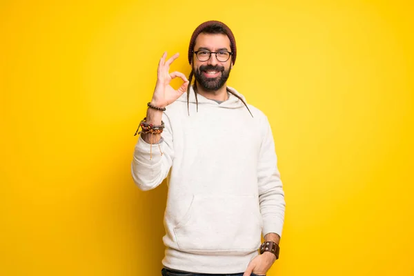 Hippie Mann Mit Dreadlocks Zeigt Ein Zeichen Mit Fingern — Stockfoto