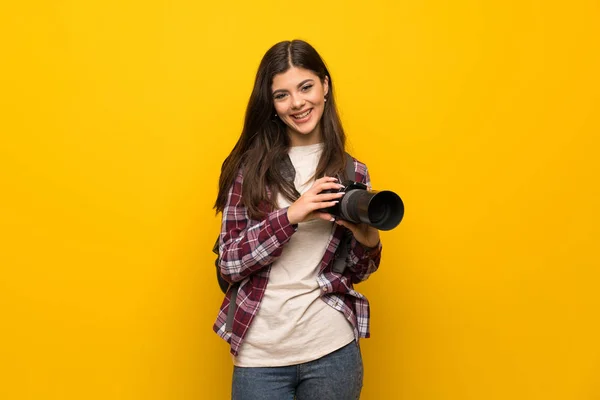 Photographer Teenager Girl Yellow Wall Smiling — Stock Photo, Image