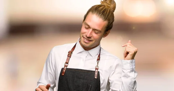 Kapper Man Een Schort Geniet Van Dansen Terwijl Luistert Naar — Stockfoto