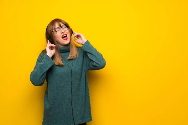 Mulher Com Óculos Sobre Parede Amarela Ouvindo Música Com Fones — Fotografia de Stock