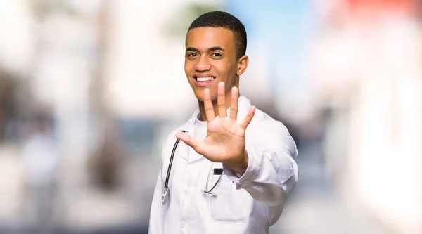 Unga Afro Amerikansk Man Läkare Räknar Fem Med Fingrar Utomhus — Stockfoto