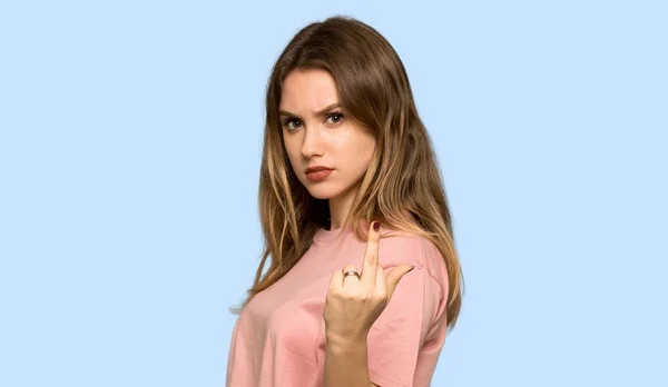 Ragazza Adolescente Con Maglione Rosa Facendo Gesto Corno Sfondo Blu — Foto Stock