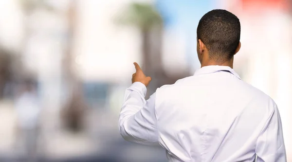 Jonge Afro Amerikaanse Man Arts Wijzen Terug Met Wijsvinger Open — Stockfoto