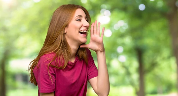 Chica Pelirroja Joven Gritando Con Boca Abierta Hacia Lateral Parque — Foto de Stock